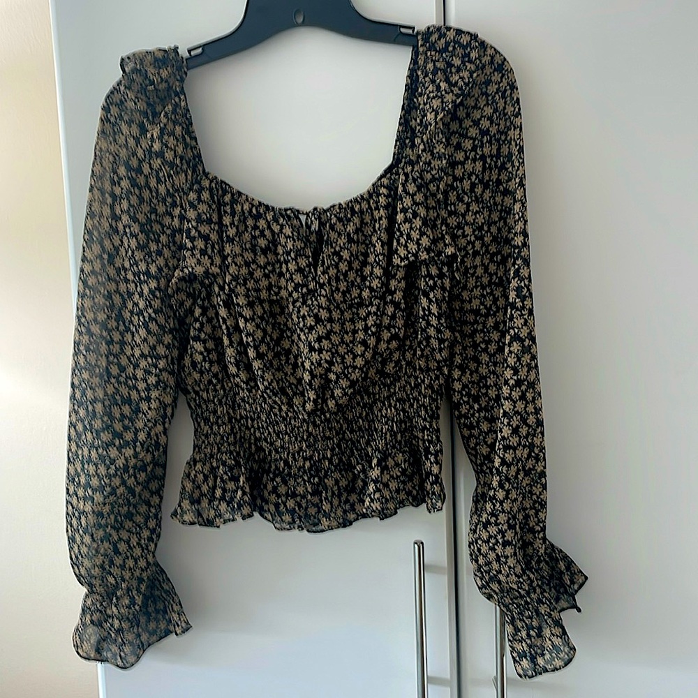 Black and tan ditsy floral feminine peasant top. New with tags.